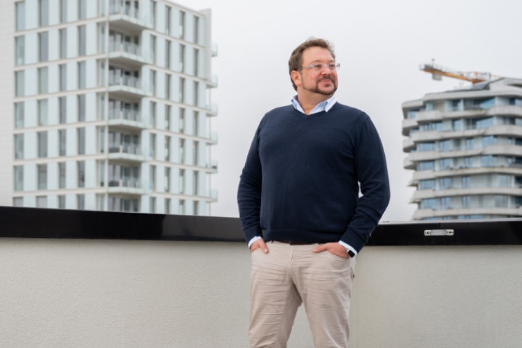 Selbstbewusster Mann steht auf einem Balkon