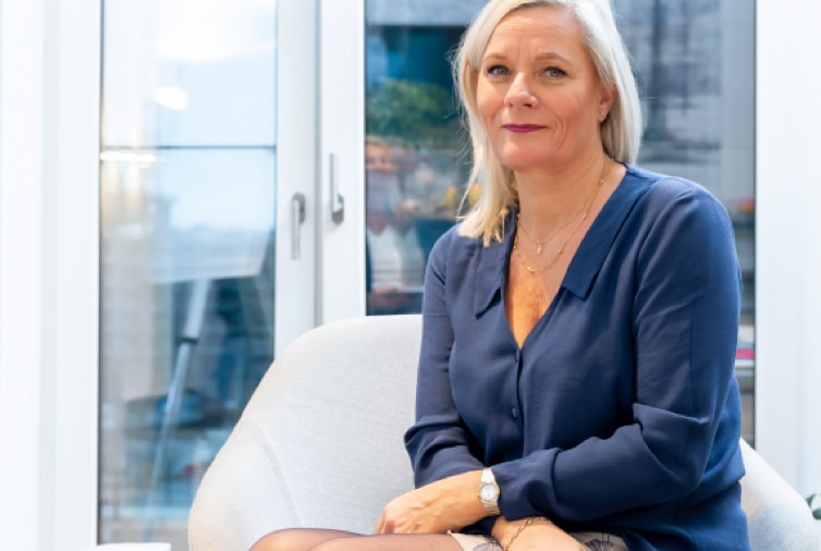 Portrait von einer sitzenden Frau