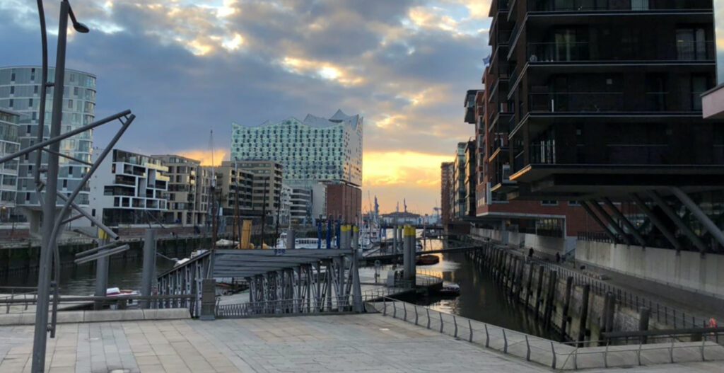 Blick auf die Hafencity und die Elbphilharmonie